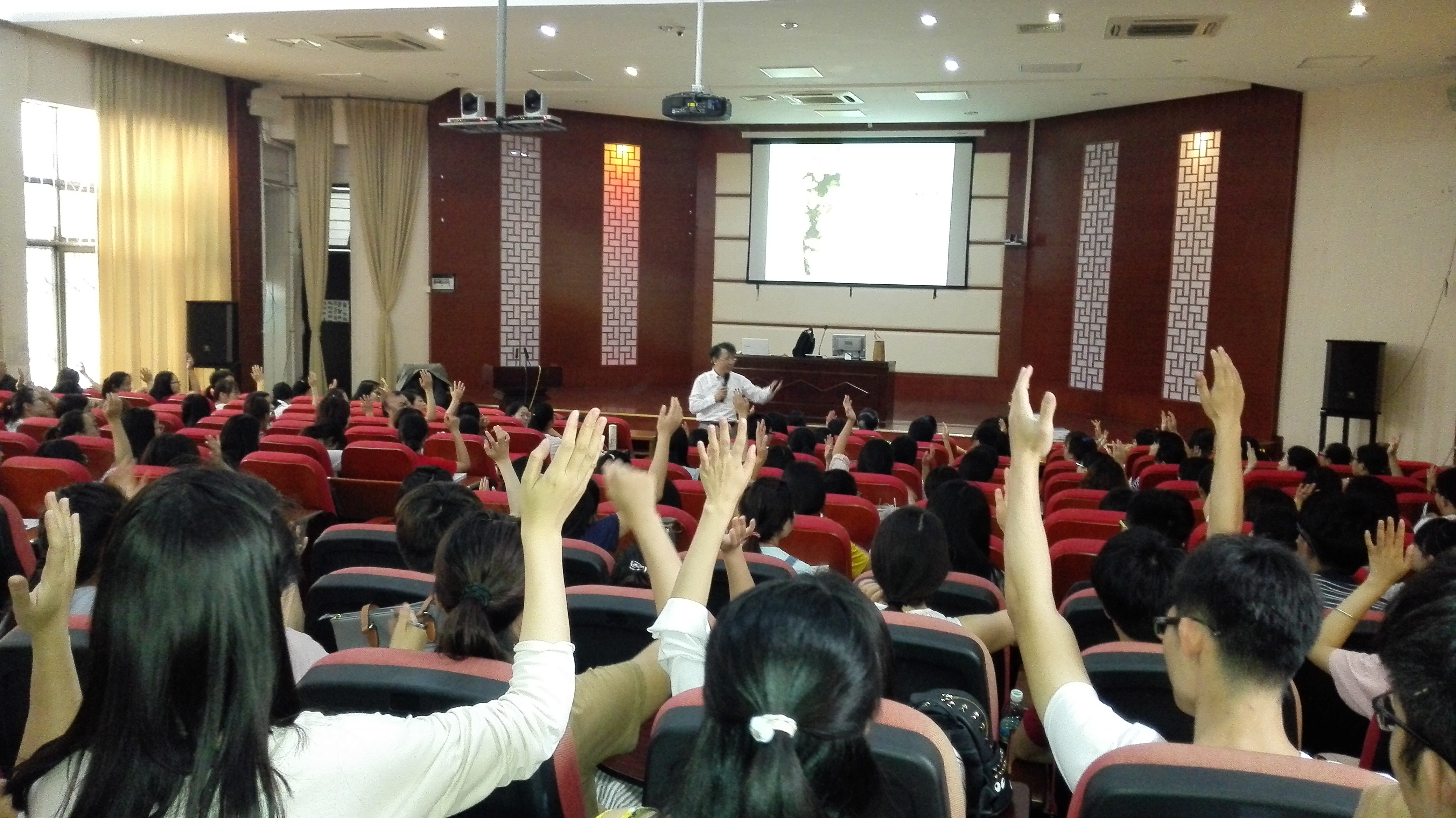 北京师范大学张日昇教授应邀来我校开设讲座