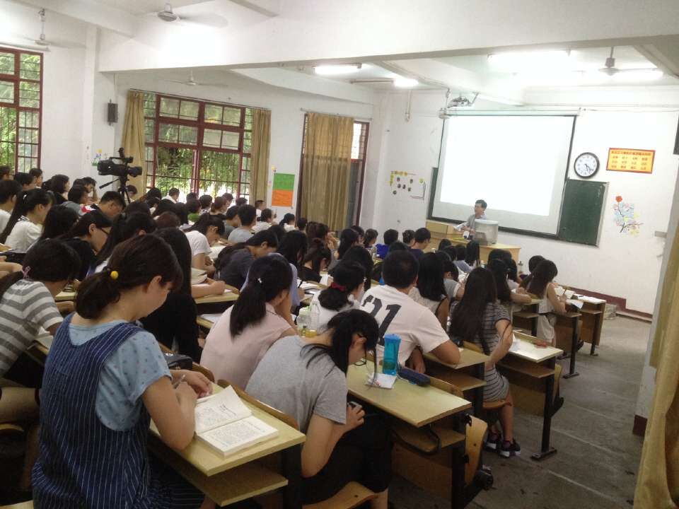 教科院党委组织“两学一做”专题党课