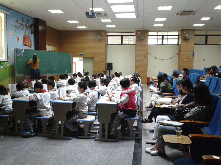 深入一线课堂 助推专业成长 ——教科院小教专业研究生多次到小学开展听评课活动